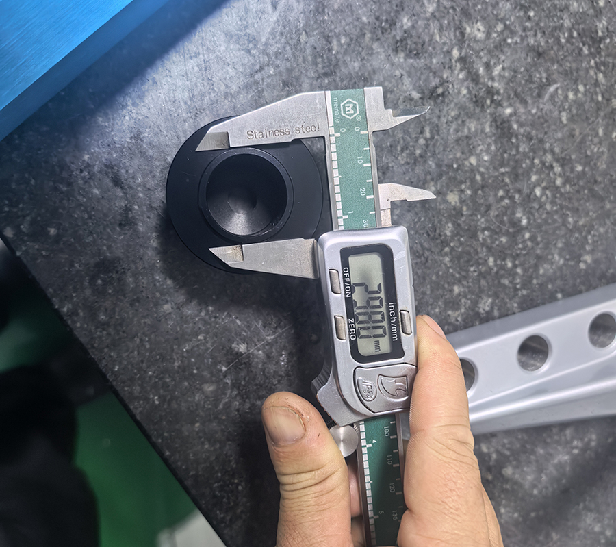 QC is check parts for wheel alignment clamp QC é verificação de peças do grampo de alinhamento das rodas