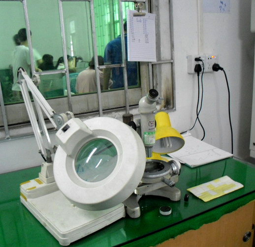 test machine for wheel alignment clamp Máquina de teste para grampo de alinhamento das rodas