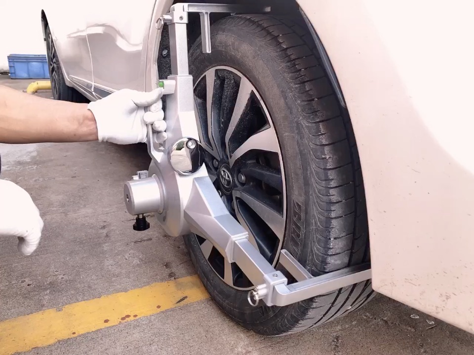 Alinhador de roda com pinças autocentrantes de 3 pontos